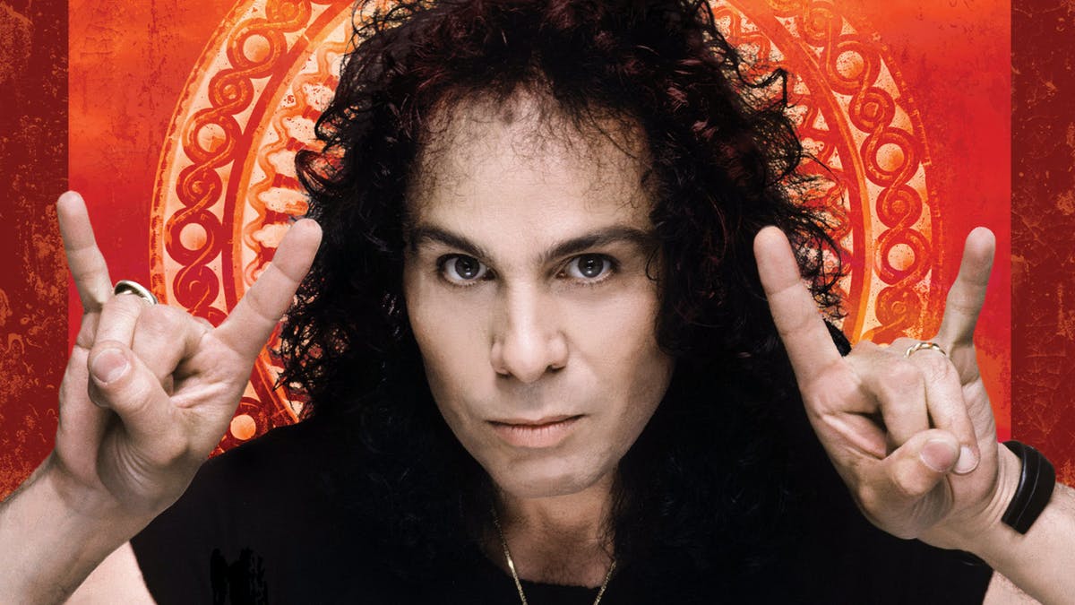 Aparece en el primer documental de Ronnie James Dio (solo si tienes una foto con él)