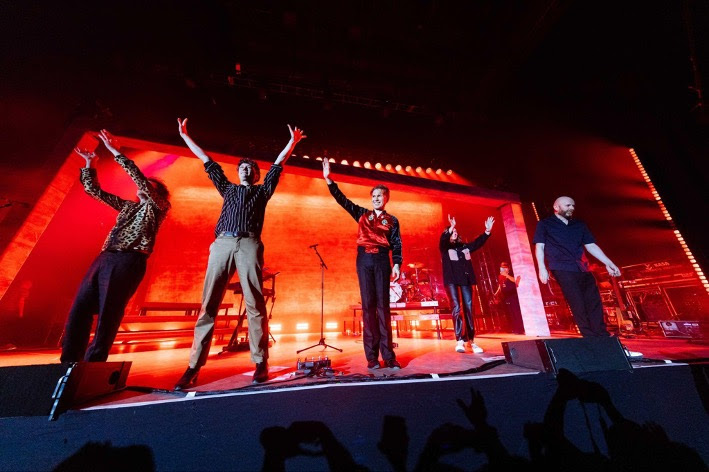 FRANZ FERDINAND Comparte Video en Vivo de «Hooked» y Anuncia que «Take Me Out» Supera los Mil Millones de Streams