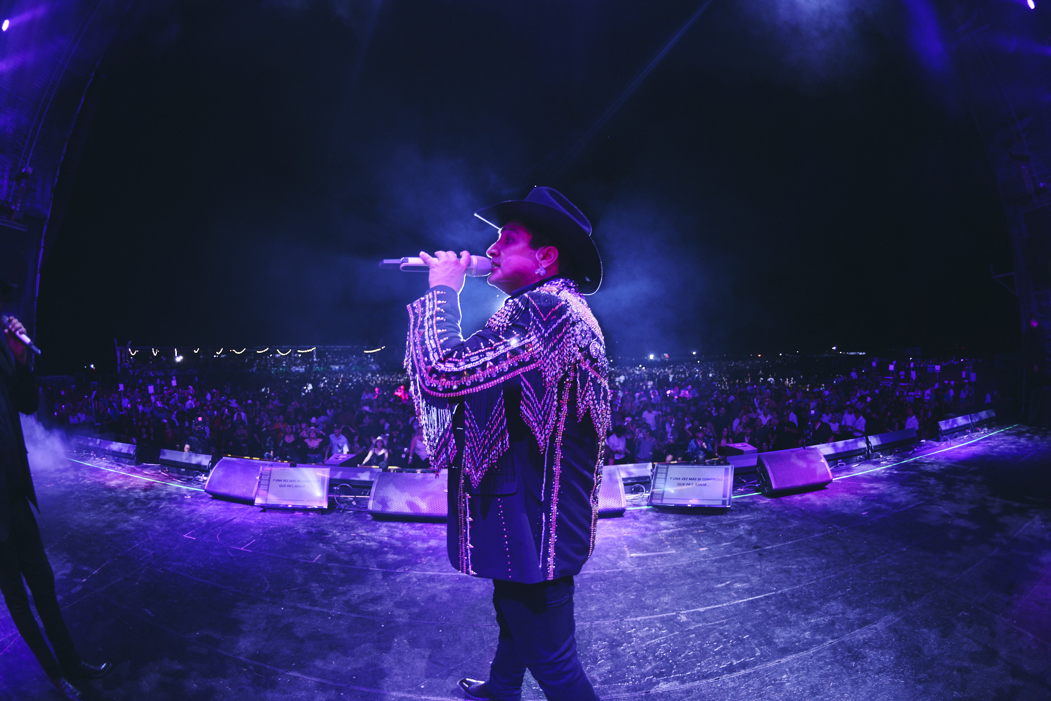 JULIÓN ÁLVAREZ ROMPE FRONTERAS Y RÉCORDS EN COSTA RICA CON UNA NOCHE MEMORABLE