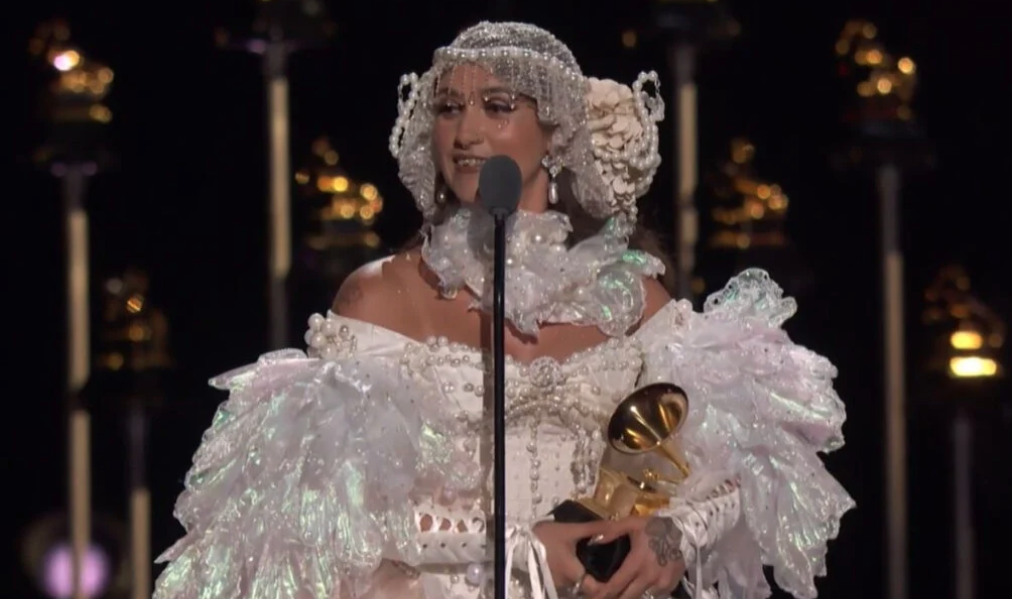 Sierra Ferrell Triunfa en los Premios Grammy 2025 con Cuatro Galardones