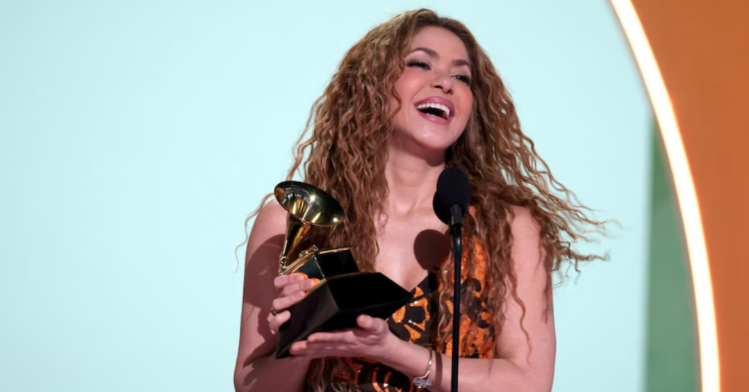 Shakira Brilla en los Premios Grammy y Dedica su Reconocimiento a Milan y Sasha