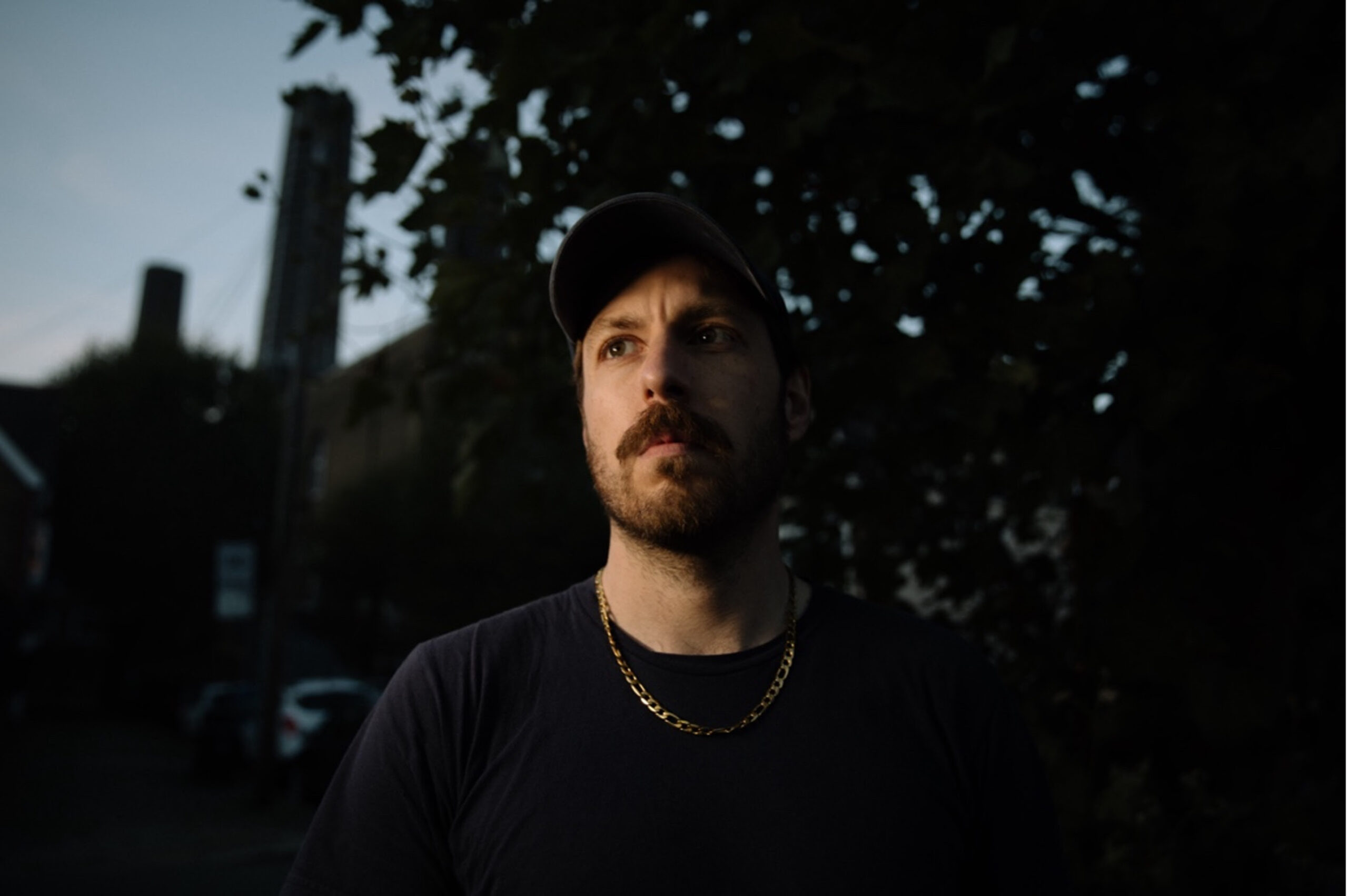 Lawrence Hart lanza «Love U Bring» y anuncia su álbum debut Come In Out Of The Rain