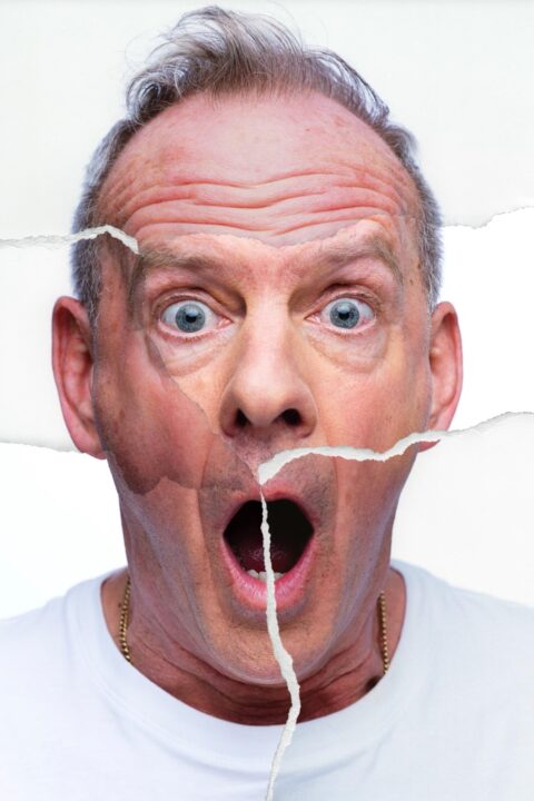 El DJ Fatboy Slim en Argentina durante uno de sus shows en vivo, mezclando para una multitud.
