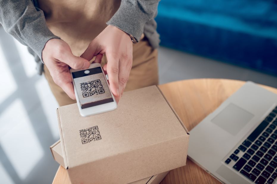 Ejemplo de un código QR de verificación en una caja de vape.