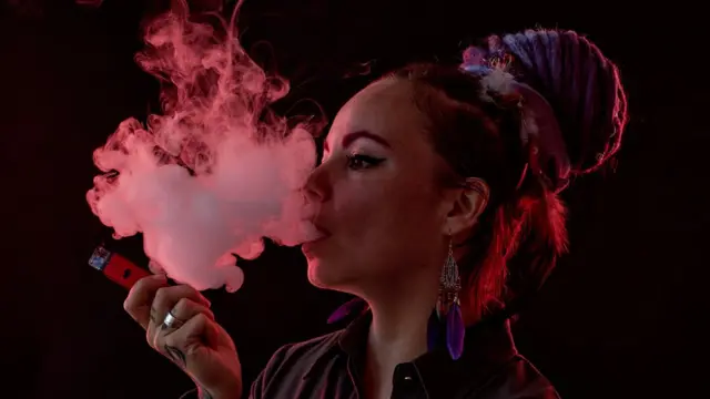 Persona vapeando