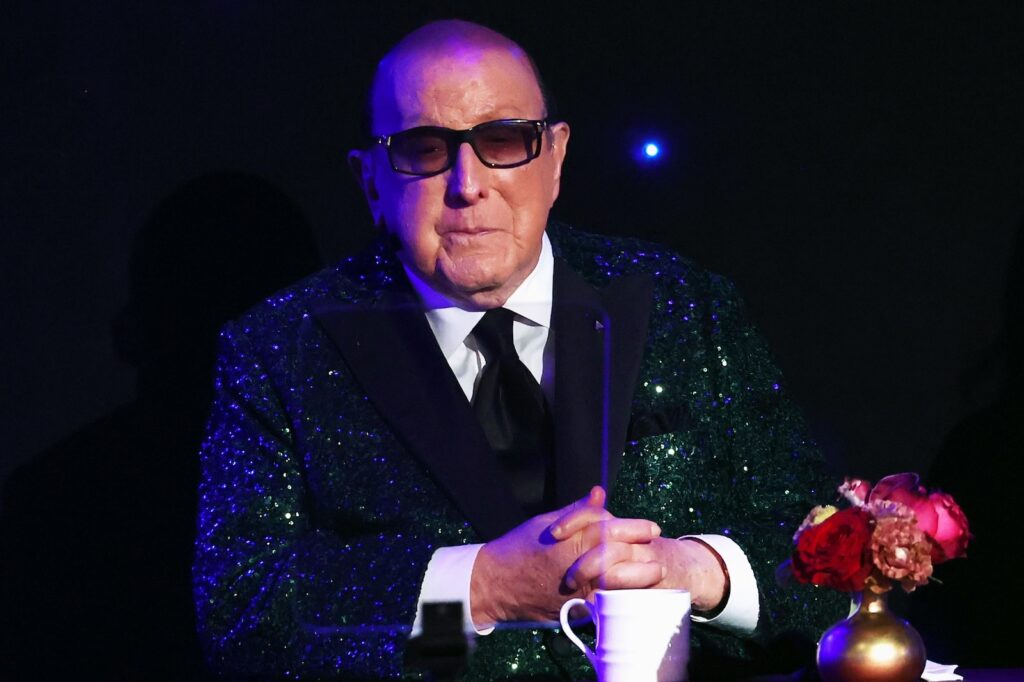 Músicos lamentan el fallecimiento de Clive Davis a los 94