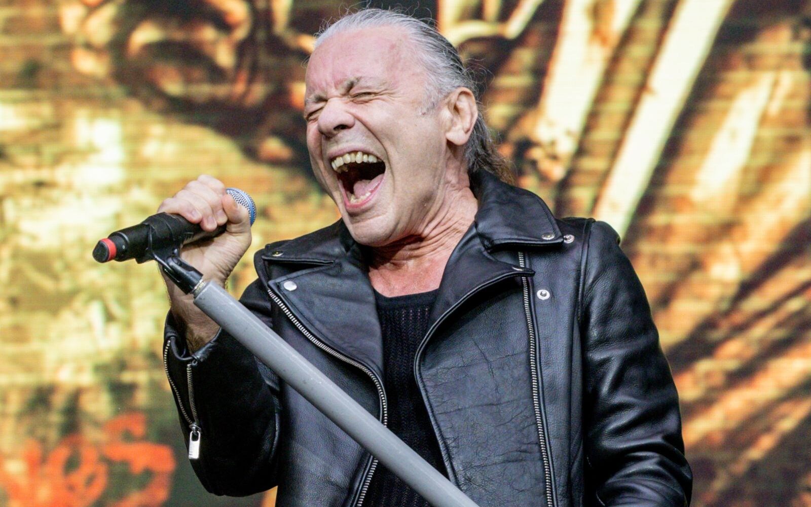 Bruce Dickinson critica a «leyendas» del rock por perder su capacidad vocal