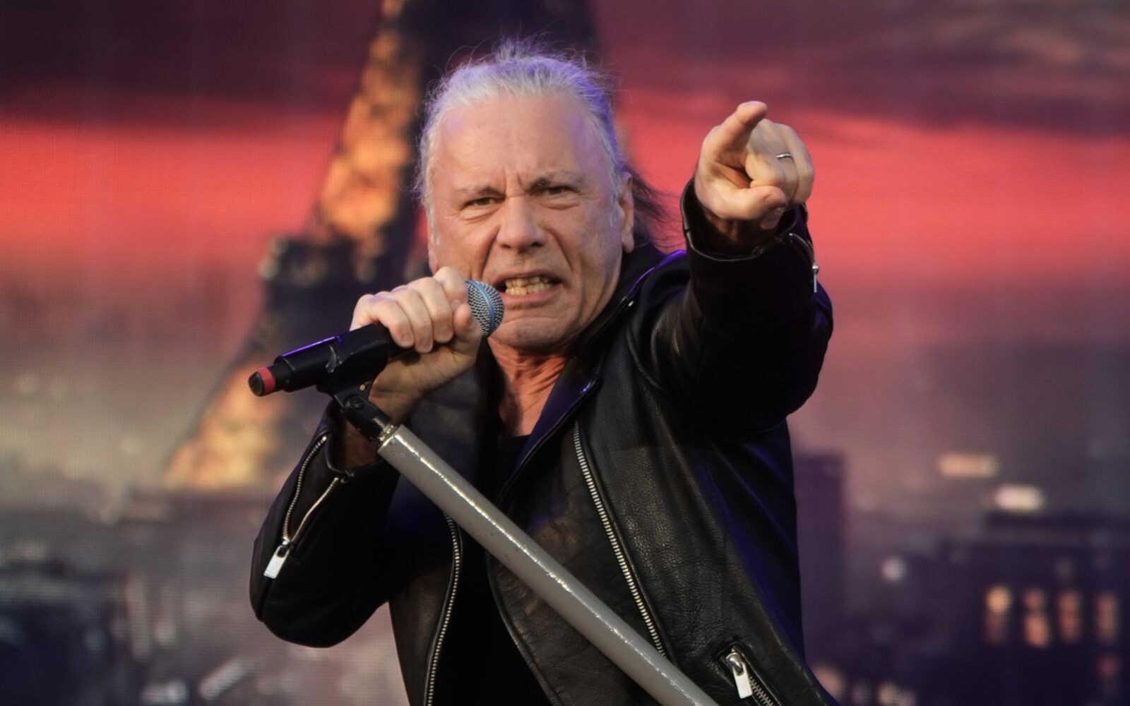 Iron Maiden enfrenta apagón en concierto de París y genera controversia