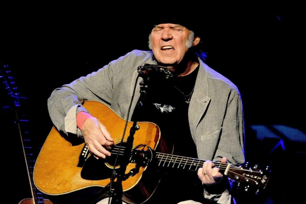 Neil Young lanza película en vivo, nuevo disco y actualiza su serie de archivos
