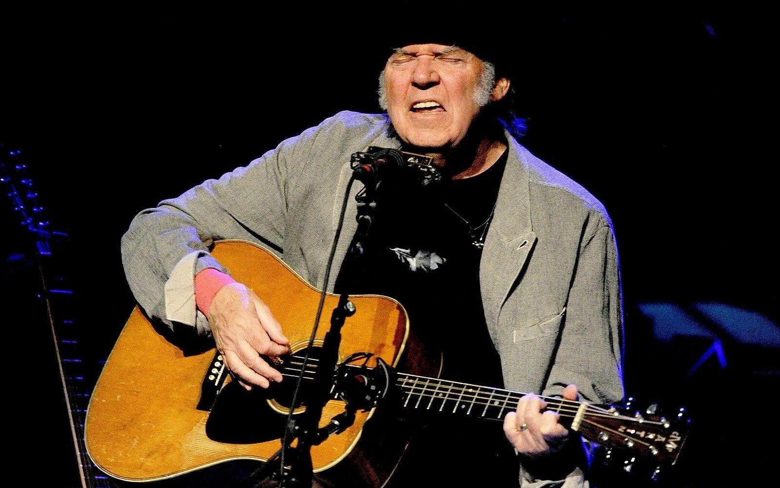 Neil Young lanza película en vivo, nuevo disco y actualiza su serie de archivos