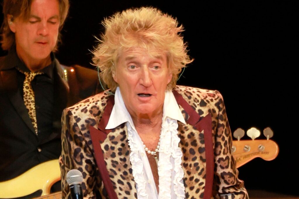 Rod Stewart casi se desmaya en concierto de Utah y requiere oxígeno