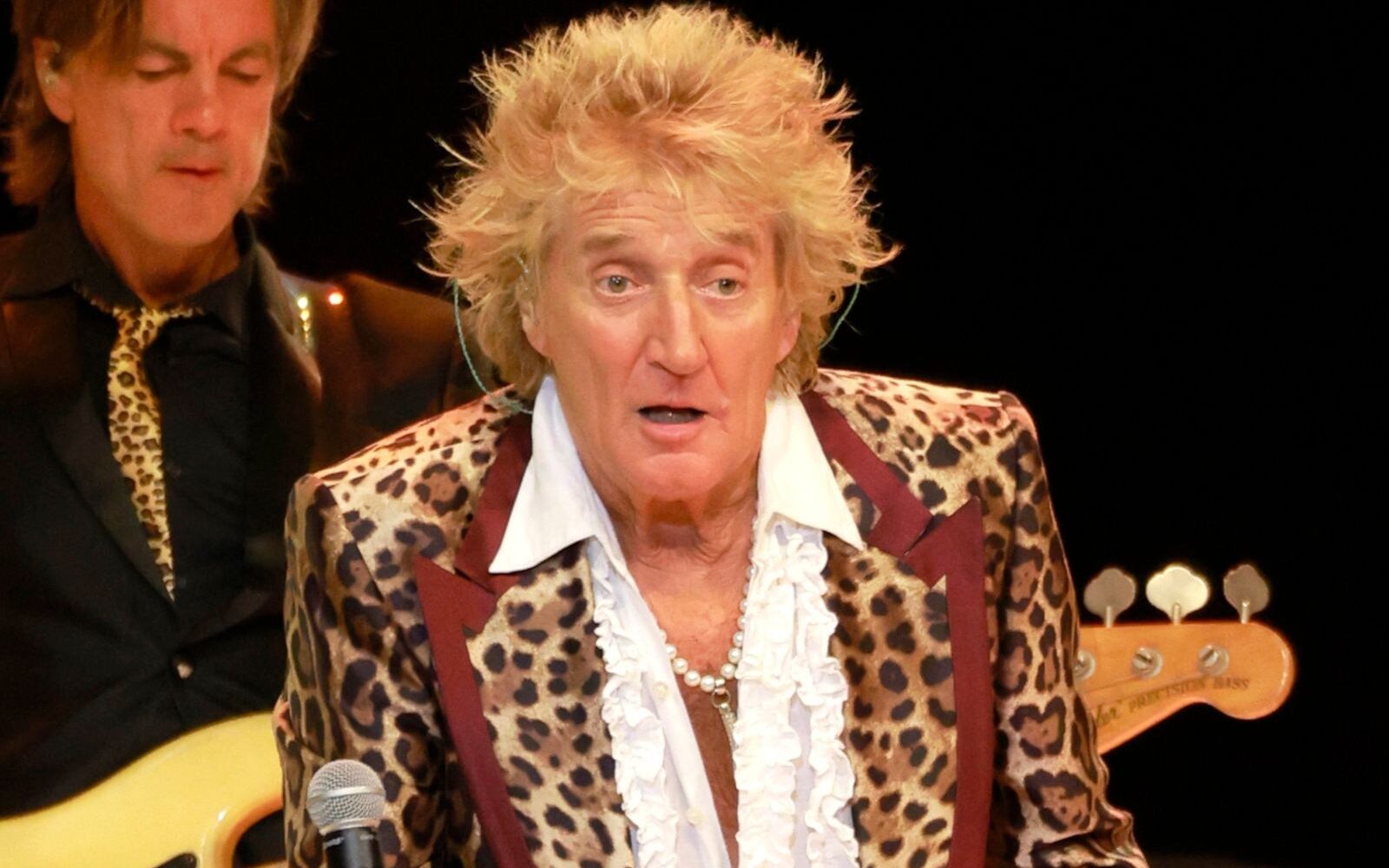 Rod Stewart casi se desmaya en concierto de Utah y requiere oxígeno