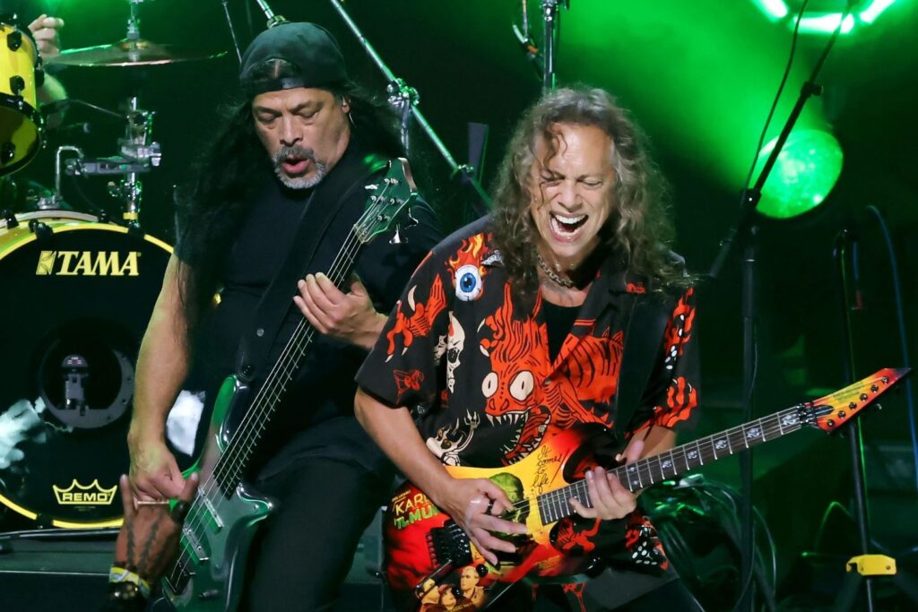 Metallica desafía la prohibición de Tom Jones en Cardiff
