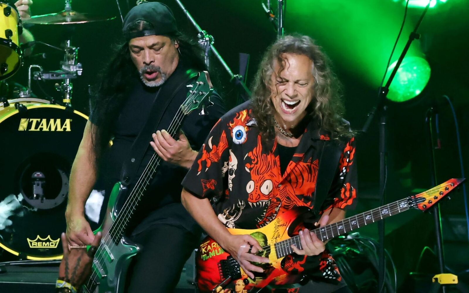 Metallica desafía la prohibición de Tom Jones en Cardiff