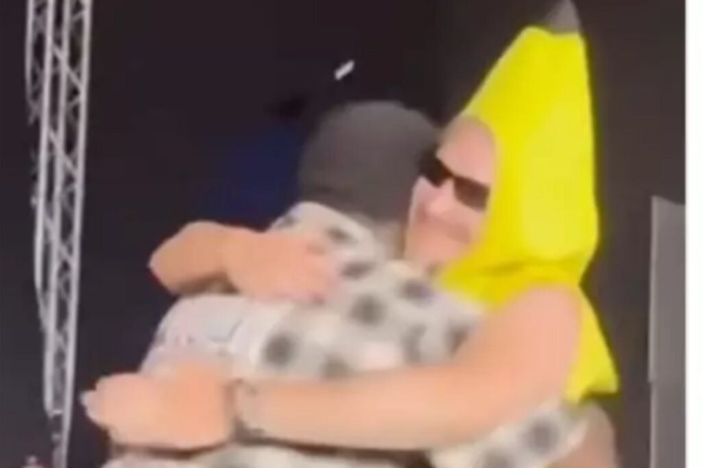 End It zanja la controversia del Banana Man durante su directo