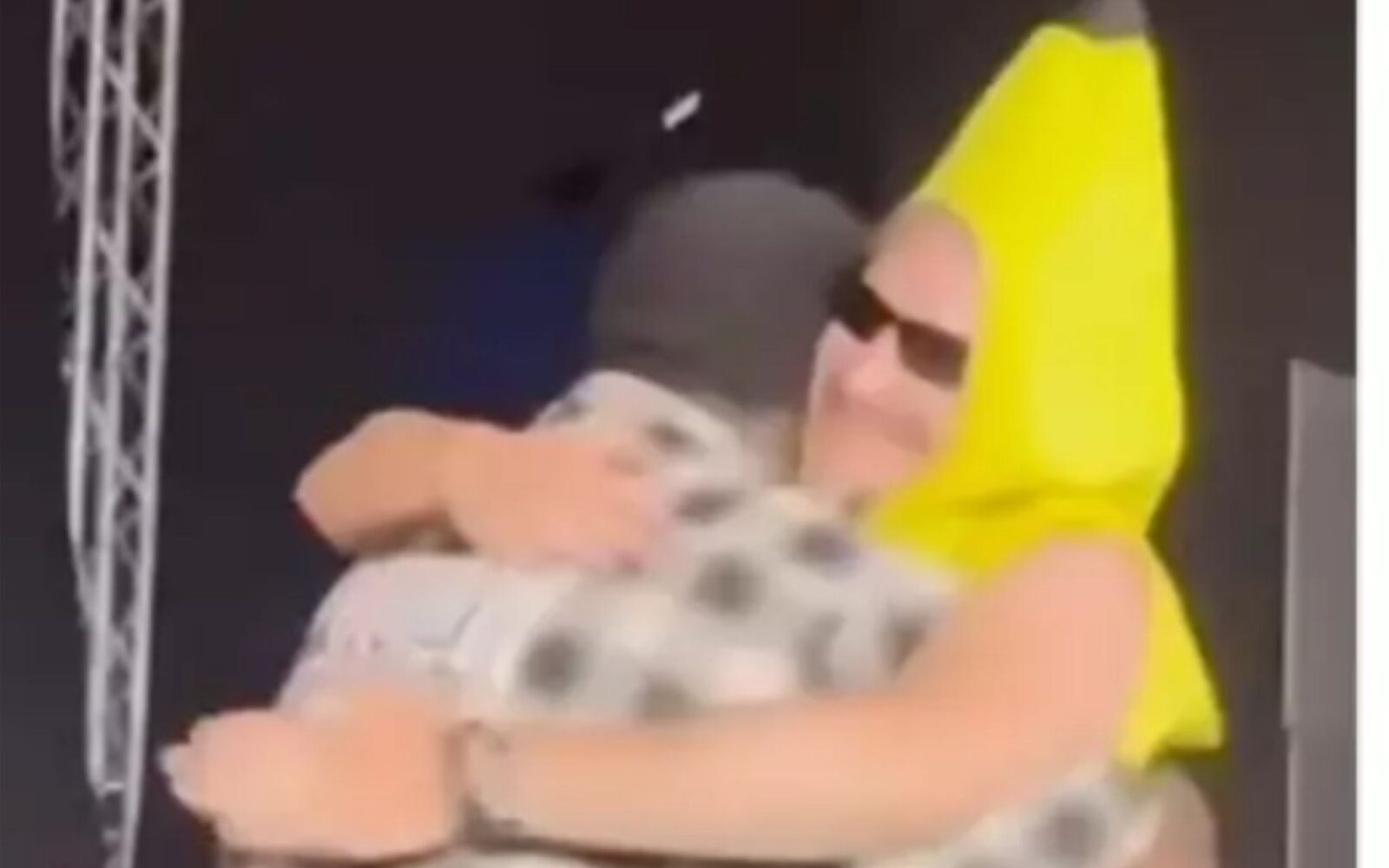 End It zanja la controversia del Banana Man durante su directo