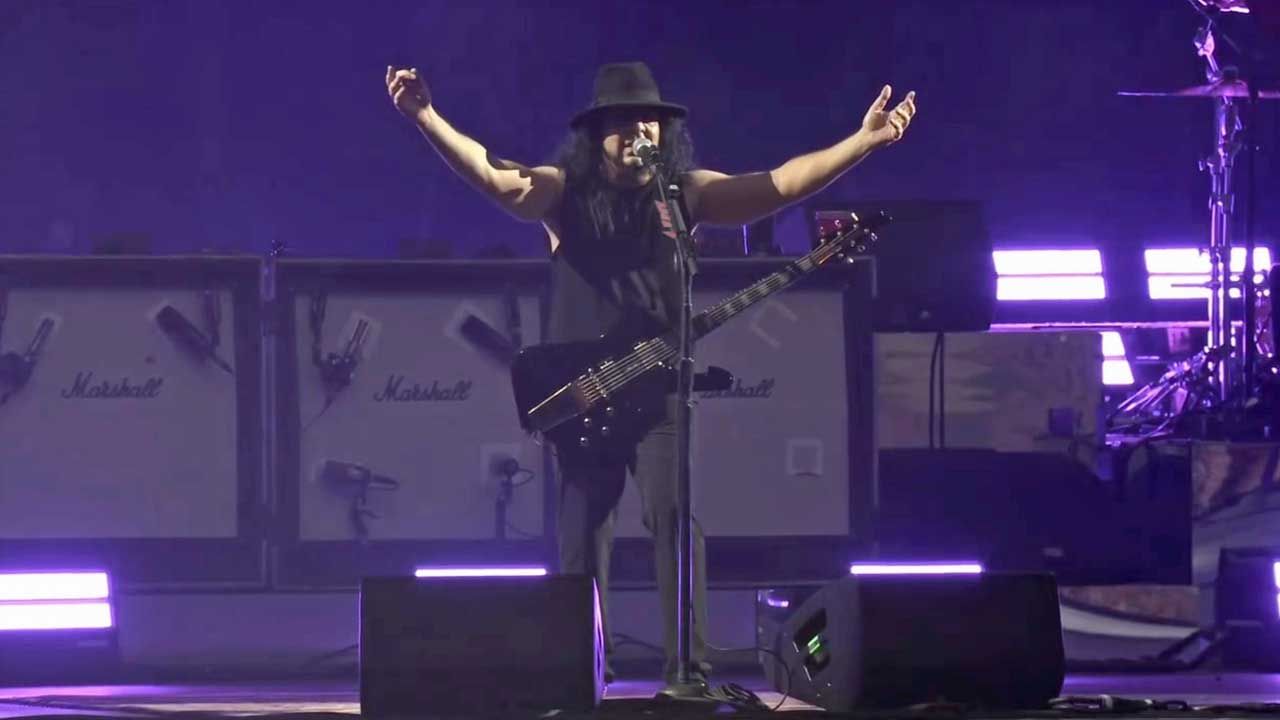 Daron Malakian lidera un cántico contra Oasis en concierto