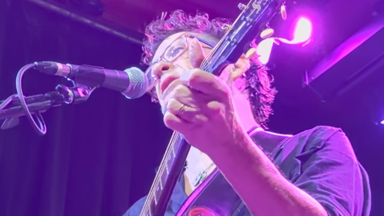 Jason Newsted interpreta Turn The Page en su regreso a los escenarios