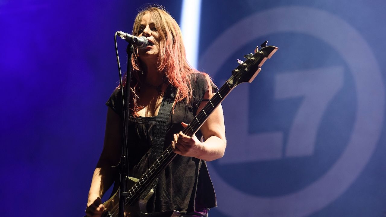Figuras del rock apoyan a Jennifer Finch de L7 tras su diagnóstico