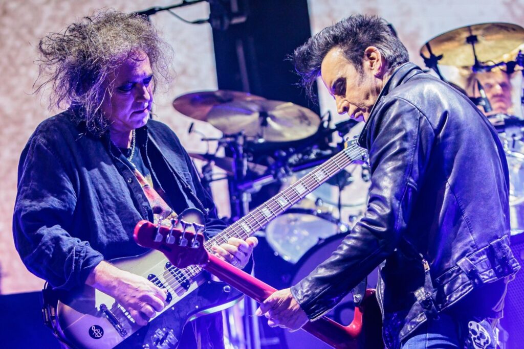 The Cure confirma cambio en su alineación por salud de Simon Gallup