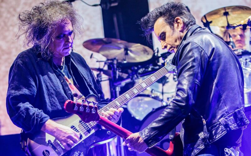 The Cure confirma cambio en su alineación por salud de Simon Gallup