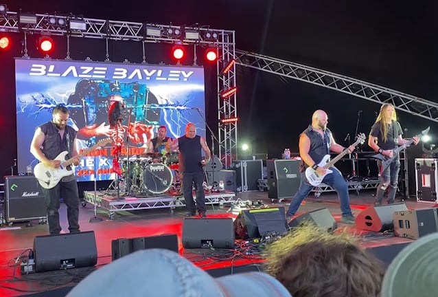 Steve Harris presencia el show de Blaze Bayley durante Eddfest