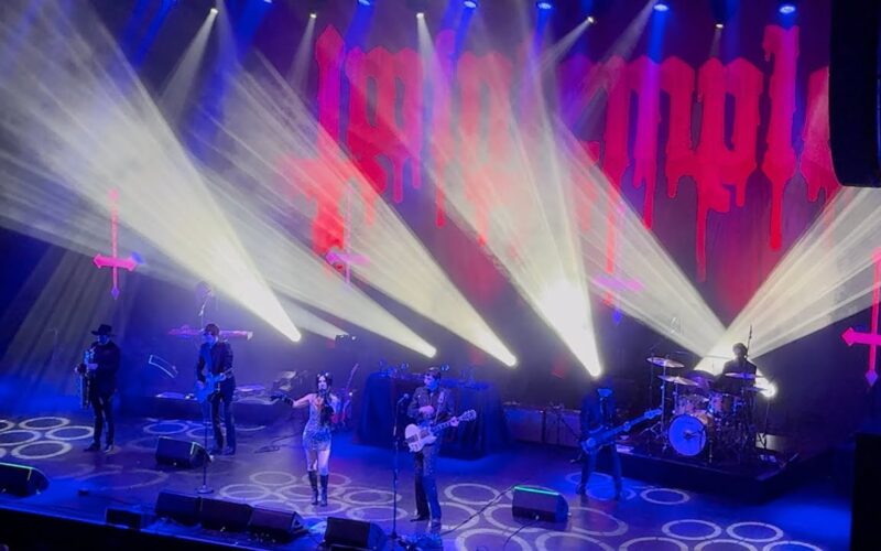 Twin Temple es expulsada de la gira junto a Charley Crockett