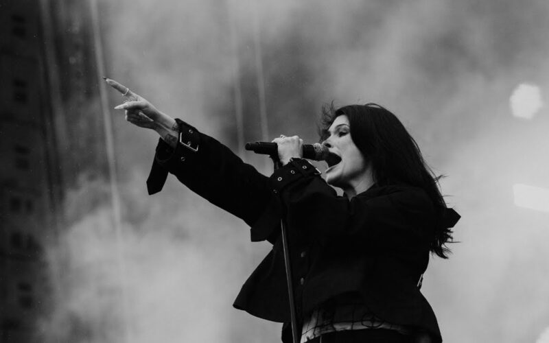 Courtney LaPlante detiene concierto de Spiritbox para expulsar a un agresor