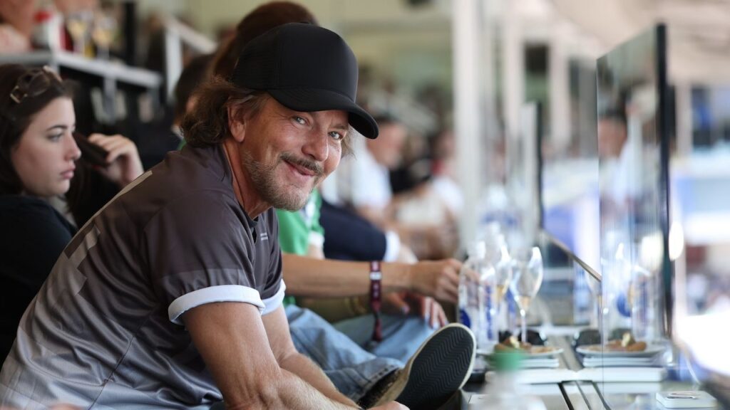 Eddie Vedder de Pearl Jam celebra con cerveza belga la eliminación de EE. UU. del Mundial