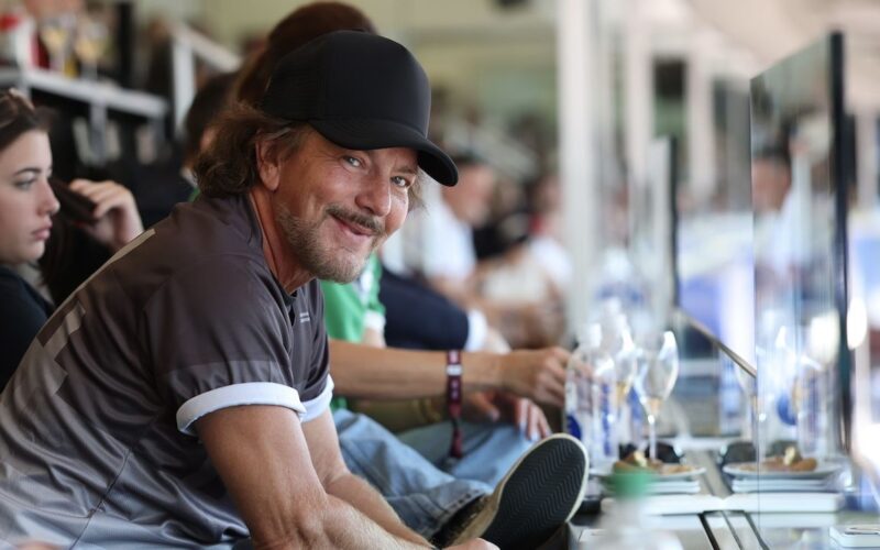 Eddie Vedder de Pearl Jam celebra con cerveza belga la eliminación de EE. UU. del Mundial