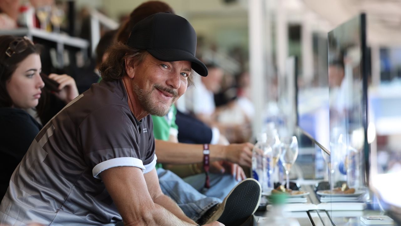 Eddie Vedder de Pearl Jam celebra con cerveza belga la eliminación de EE. UU. del Mundial