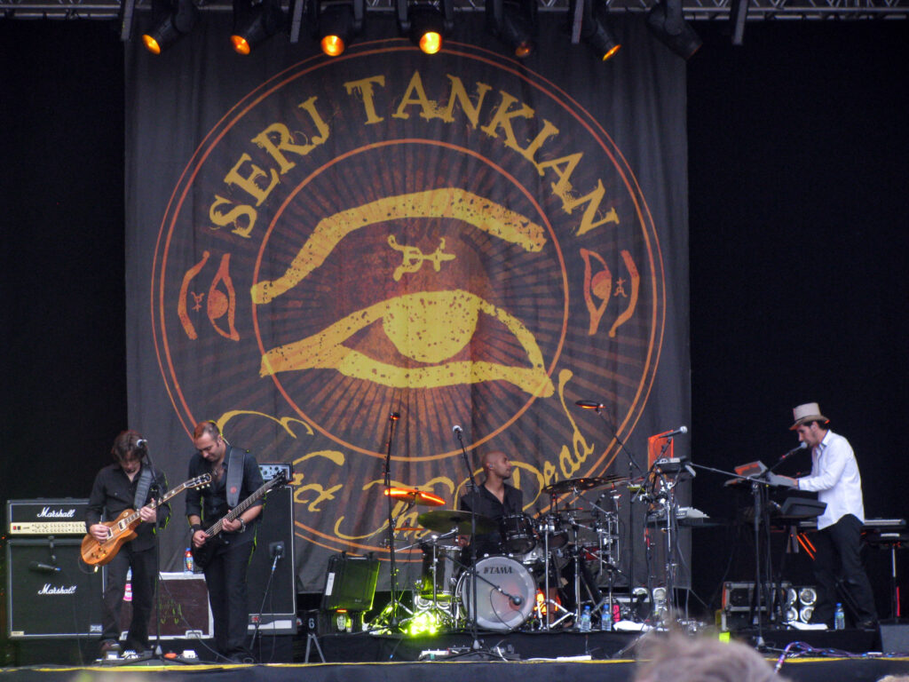 Serj Tankian habla sobre su relacion politica con John Dolmayan