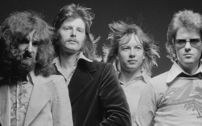 Les Holroyd recuerda la incomodidad al grabar la dura cancion de Barclay James Harvest contra The Moody Blues