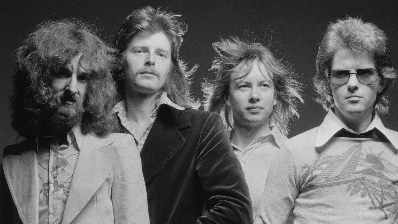 Les Holroyd recuerda la incomodidad al grabar la dura cancion de Barclay James Harvest contra The Moody Blues