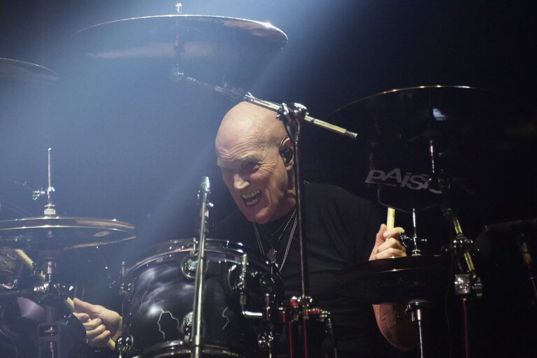 Chris Slade anuncia su retiro definitivo de los escenarios musicales