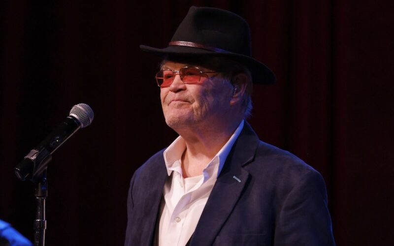 Micky Dolenz extiende su gira conmemorativa hasta el próximo año