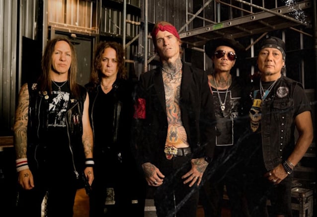 Buckcherry sufre aparatoso accidente en carretera