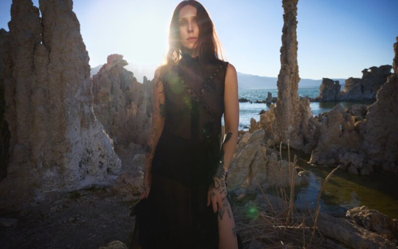 chelsea wolfe estrena el sencillo seethe y anuncia su nuevo álbum the dark
