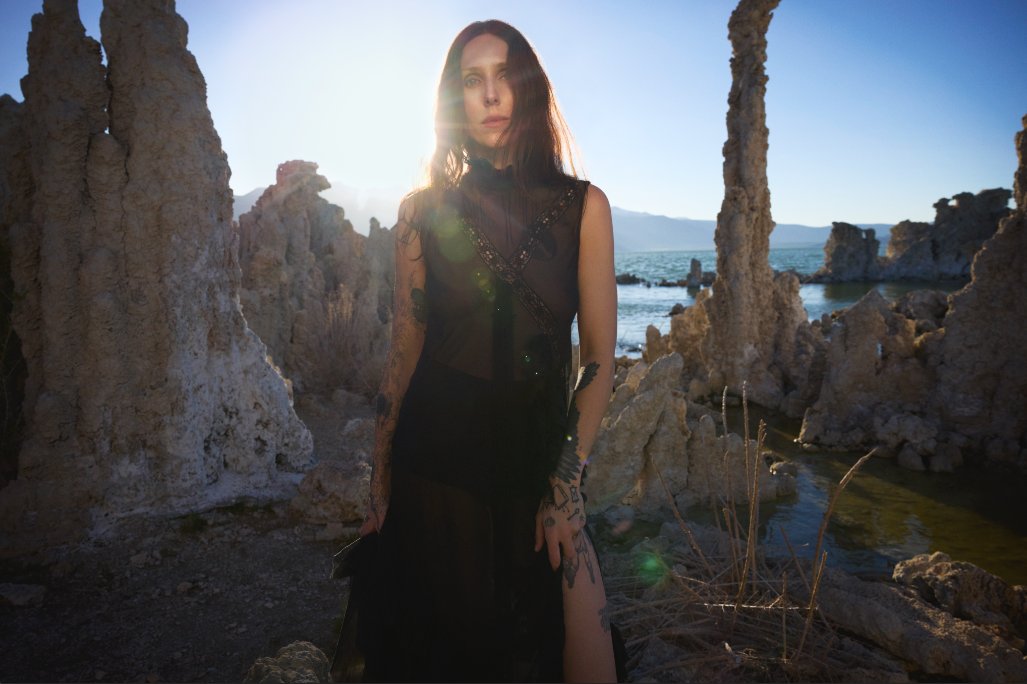 chelsea wolfe estrena el sencillo seethe y anuncia su nuevo álbum the dark