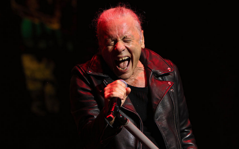 Bruce Dickinson critica a Donald Trump en Toronto