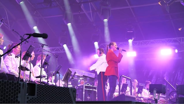 Floor Jansen interpreta Nothing Else Matters de Metallica