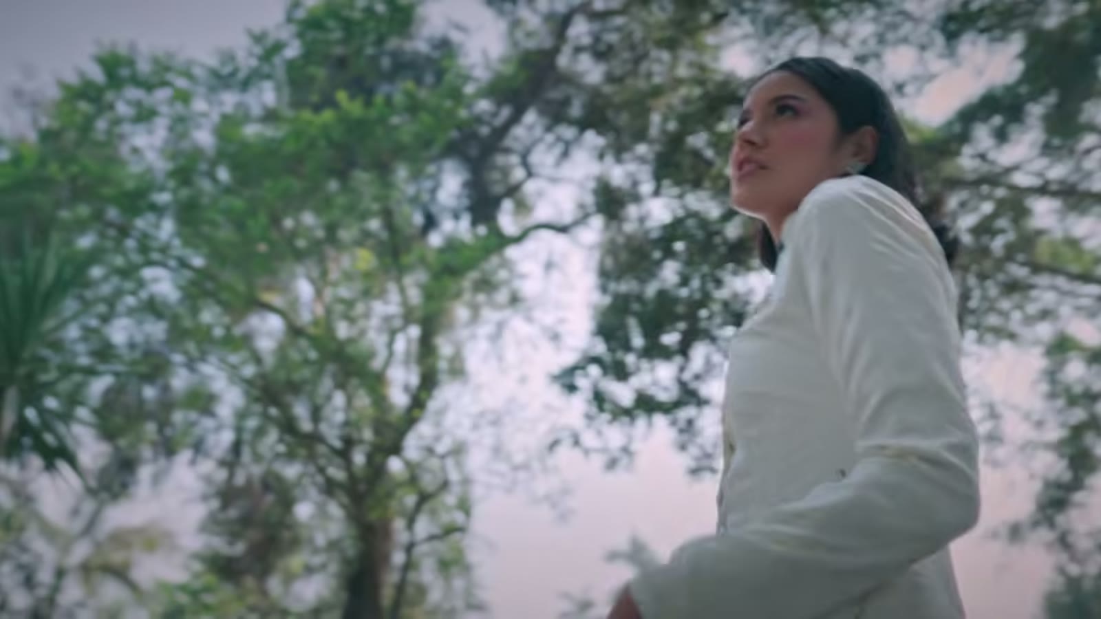 Primer plano de Greccia en el videoclip oficial de «no pienses que me da igual», rodado en el centro histórico de Lima