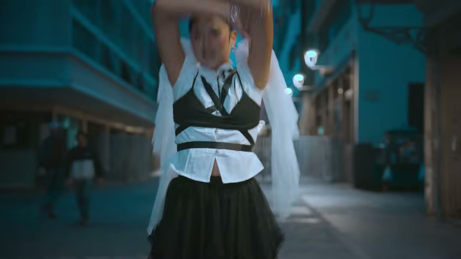 Greccia baila en una calle del centro histórico de Lima en el videoclip de «no pienses que me da igual»