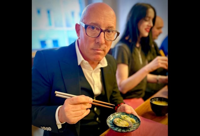 Maynard James Keenan inaugura su nuevo restaurante Queen B Sushi en Arizona