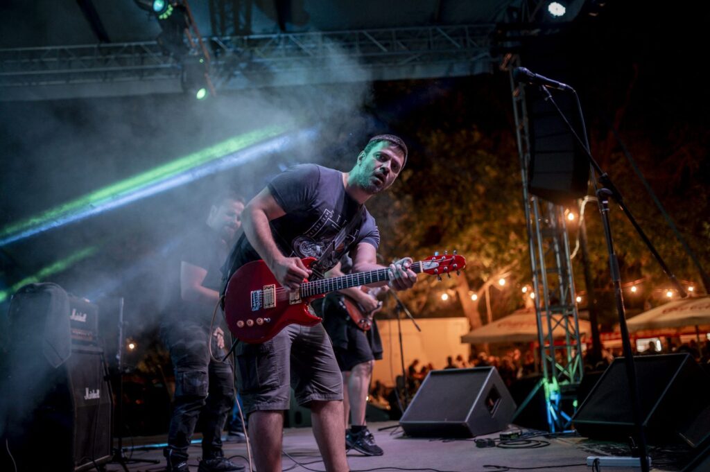 Banda de rock en vivo bajo luces de escenario, imagen ilustrativa para MTV VMAs 2026