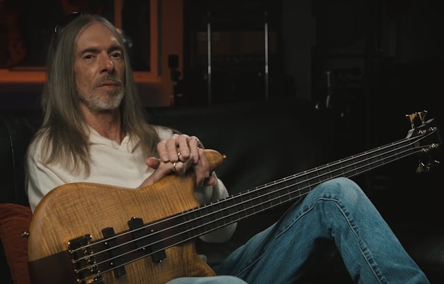 Rex Brown de Pantera presenta su nuevo bajo con Spector