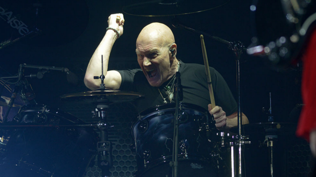 Chris Slade anuncia su retirada definitiva de la bateria a los 79 anos