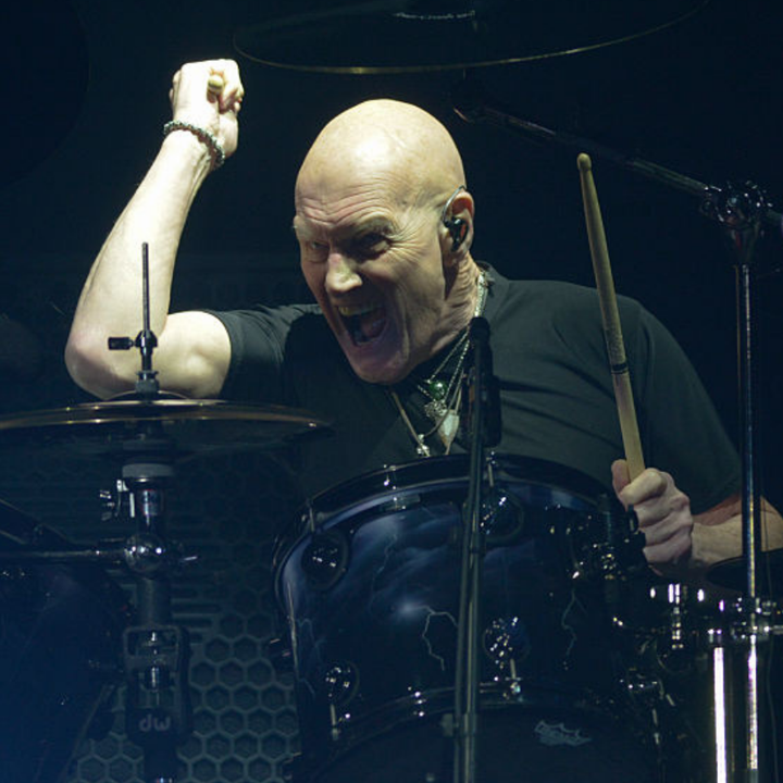 Chris Slade anuncia su retirada definitiva de la bateria a los 79 anos