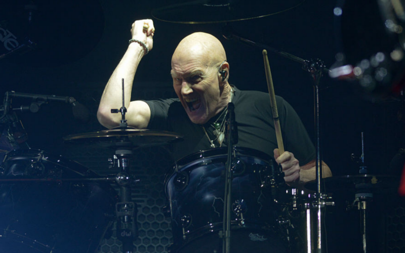 Chris Slade anuncia su retirada definitiva de la bateria a los 79 anos