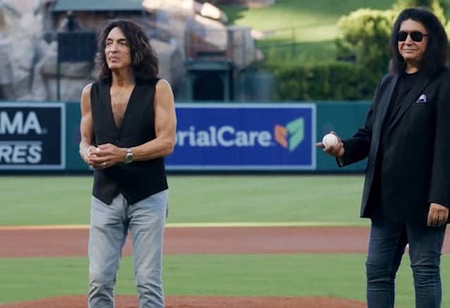 Gene Simmons y Paul Stanley lanzaron la primera bola en Anaheim